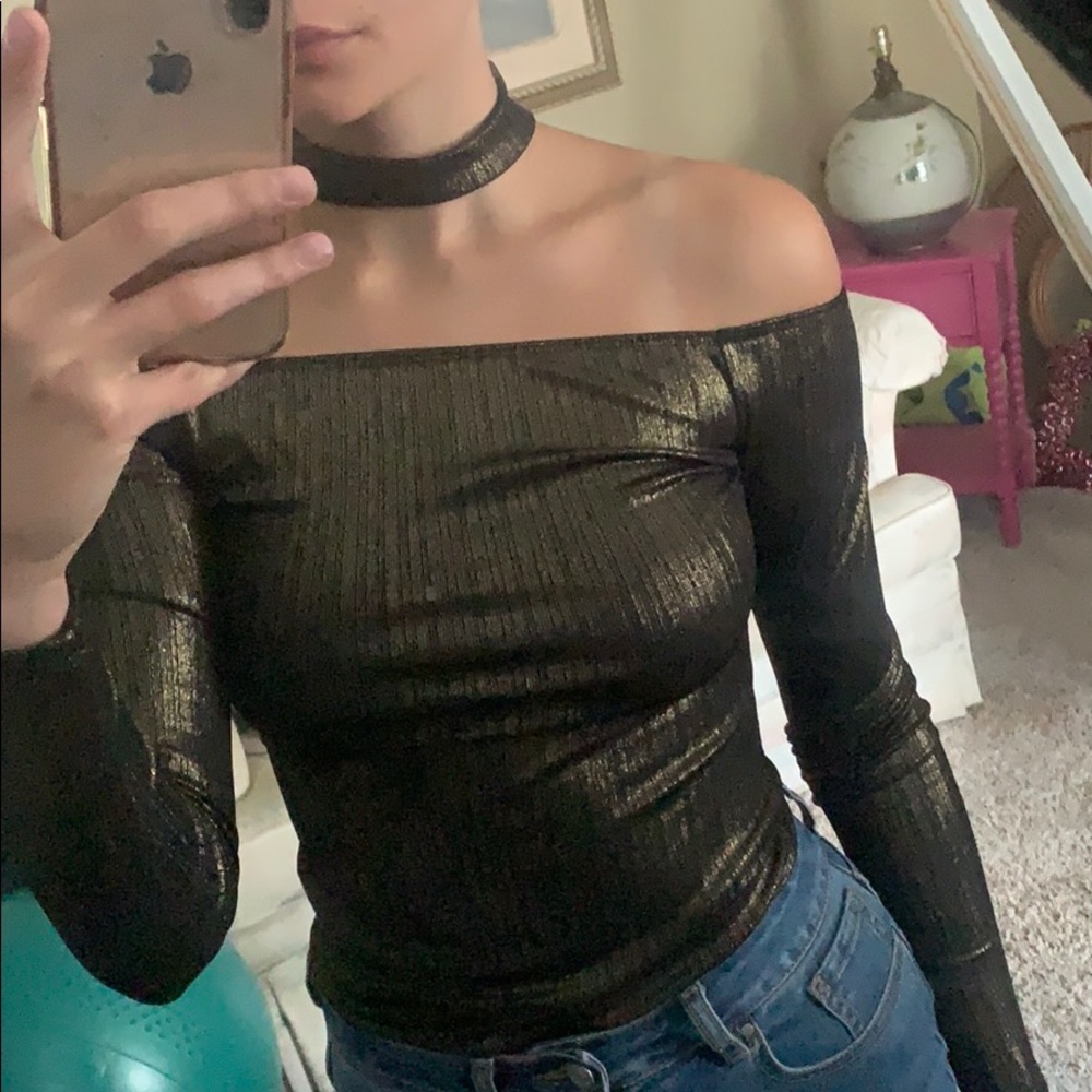 ✨ Off the shoulder shiny top ✨